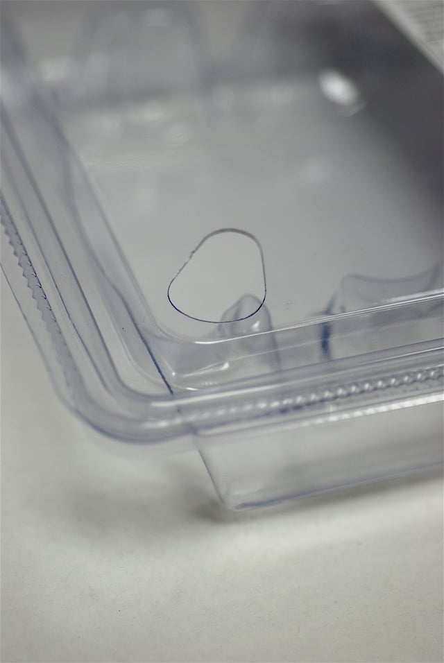 Plastic thermoformed clamshell