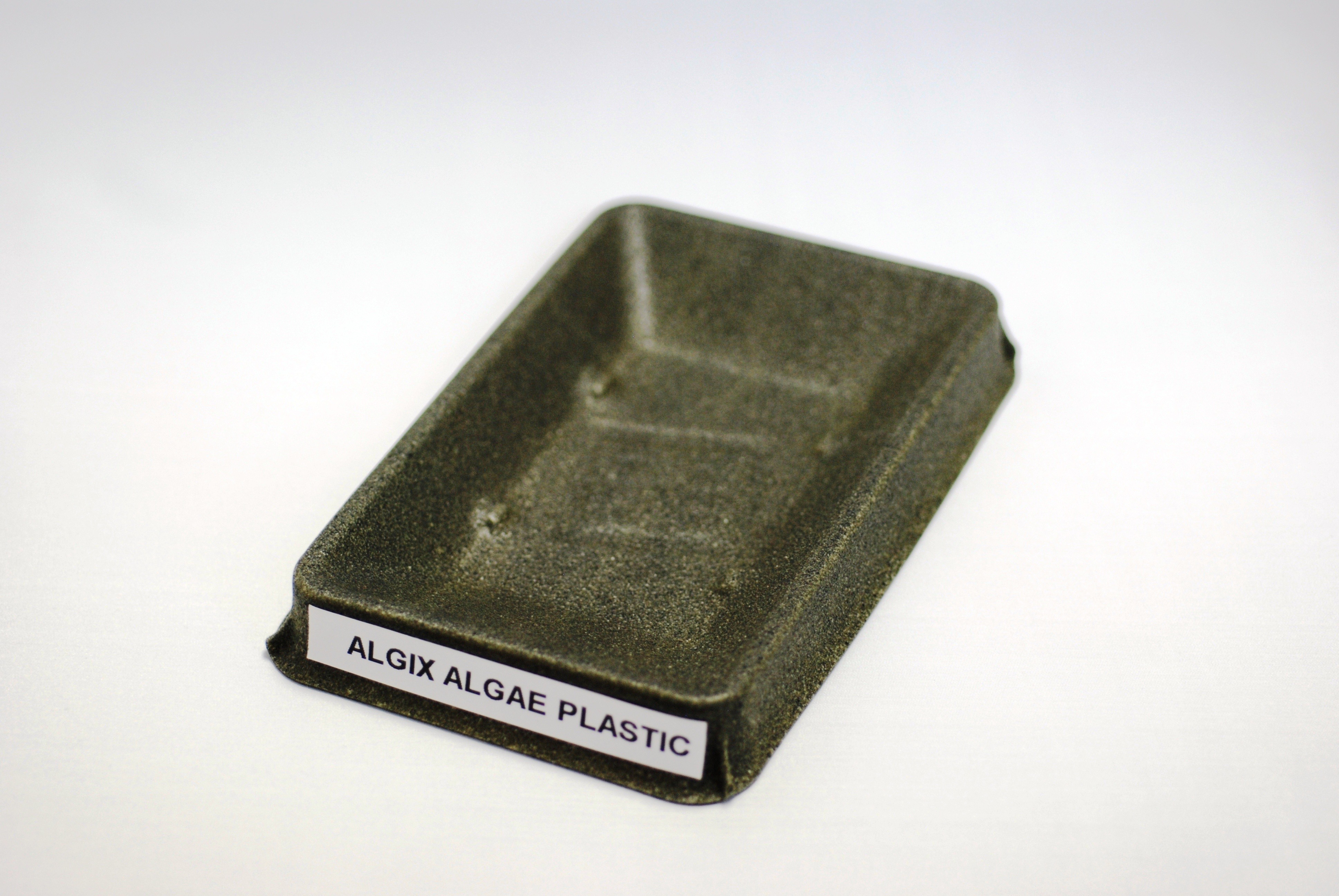 Thermoformed algae plastic