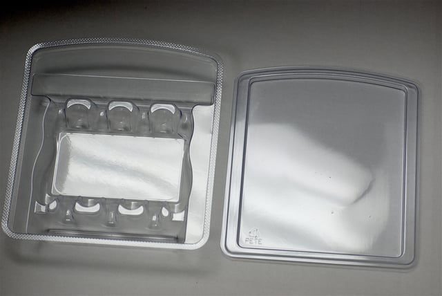 Thermoformed clamshell