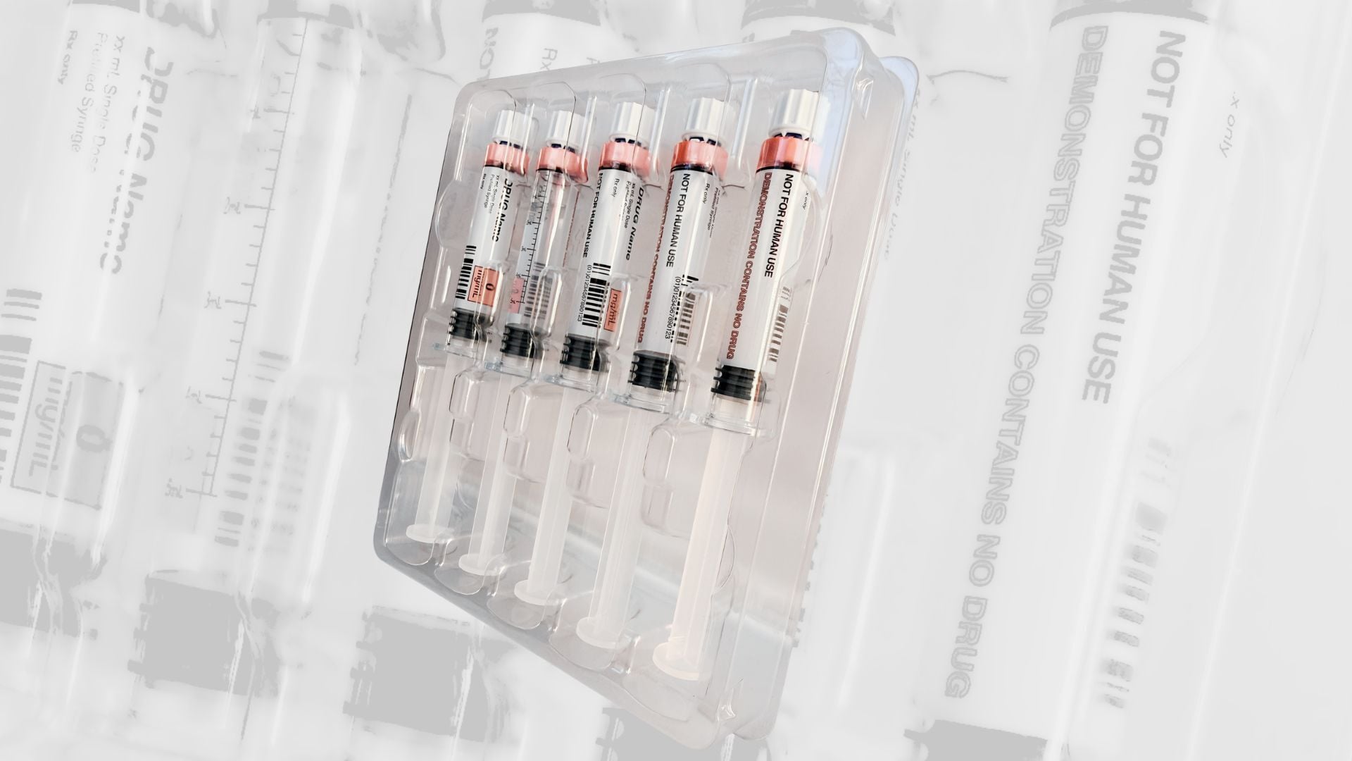 Thermoformed tray for syringes
